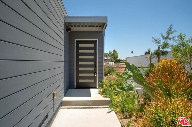 3756 Brilliant Dr in Los Angeles, CA - Foto de edificio - Building Photo