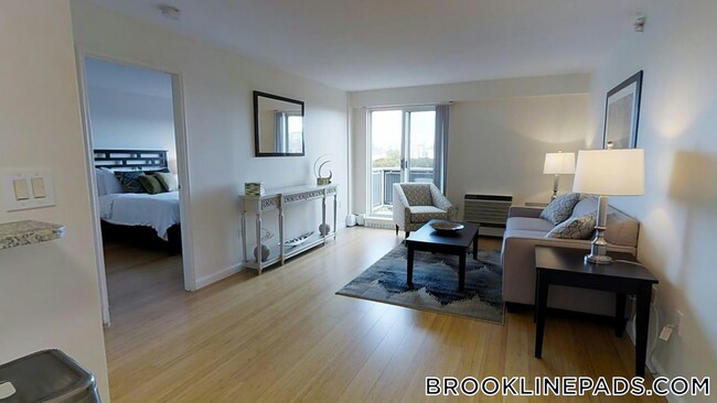 175 Freeman St in Brookline, MA - Building Photo - Building Photo