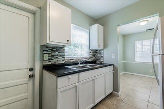 1402 College Park Ln-Unit -Unit B in Tampa, FL - Building Photo - Building Photo