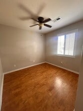 4222 E Cambridge Ave in Visalia, CA - Foto de edificio - Building Photo