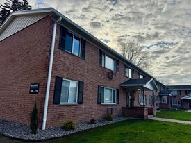 Country Manor Apartment Homes in Webster, NY - Building Photo