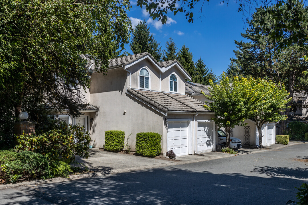10050 154 St in Surrey, BC - Building Photo
