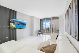 1300 Brickell Bay Dr in Miami, FL - Building Photo - Building Photo
