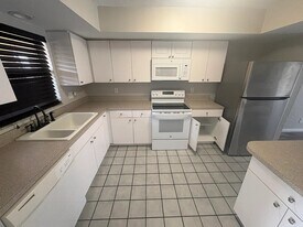 706 SE 13th Ct in Cape Coral, FL - Building Photo