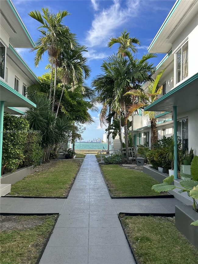 1990 Bay Dr in Miami Beach, FL - Building Photo - Building Photo