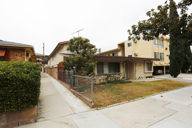 226 N Cedar St in Glendale, CA - Building Photo - Building Photo