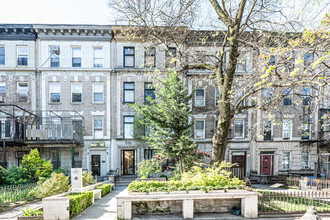 816 Eastern Pky in Brooklyn, NY - Foto de edificio - Building Photo