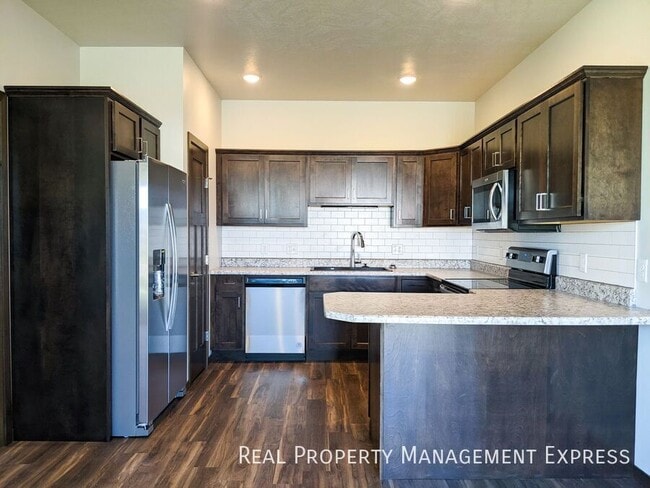 2 Bedroom 2 Bathroom Townhome w/ Attached Garage in Sioux Falls, SD - Building Photo - Building Photo