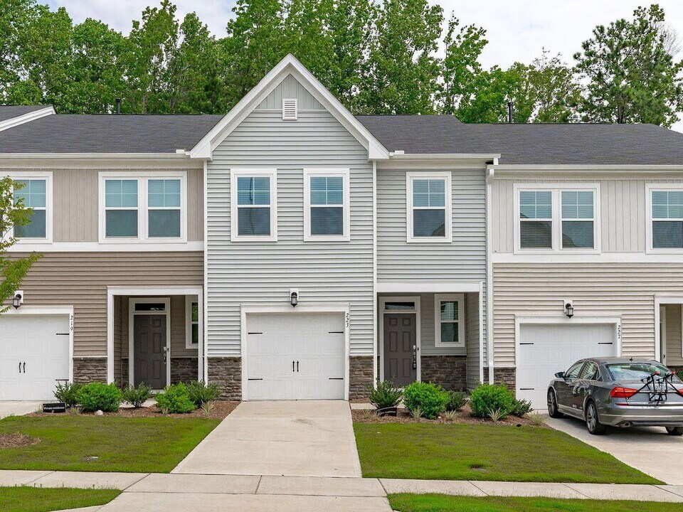 223 Aster Bloom Ln in Raleigh, NC - Building Photo