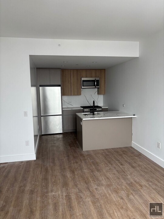 Cropsey Ave in Brooklyn, NY - Building Photo