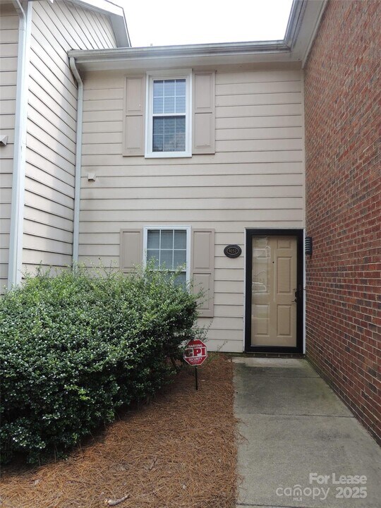 9252 Kings Canyon Dr in Charlotte, NC - Building Photo