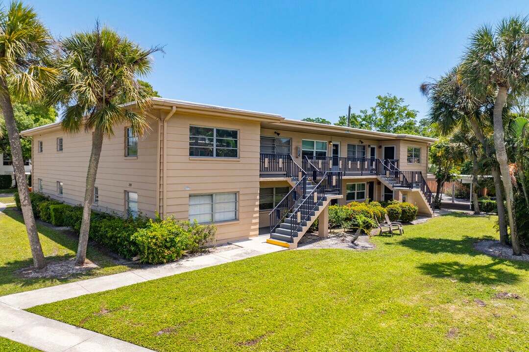 Northeast Gardens Condominiums in St. Petersburg, FL - Building Photo