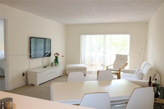 7800 Camino Real in Miami, FL - Foto de edificio - Building Photo