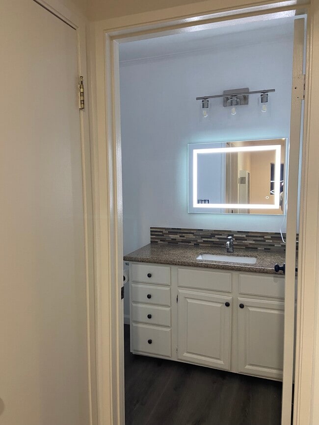 property at 923 E 21st St