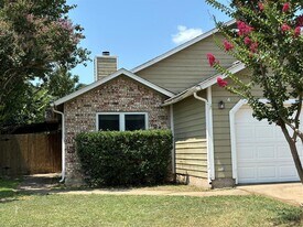 10005 Parliament House Rd in Austin, TX - Building Photo