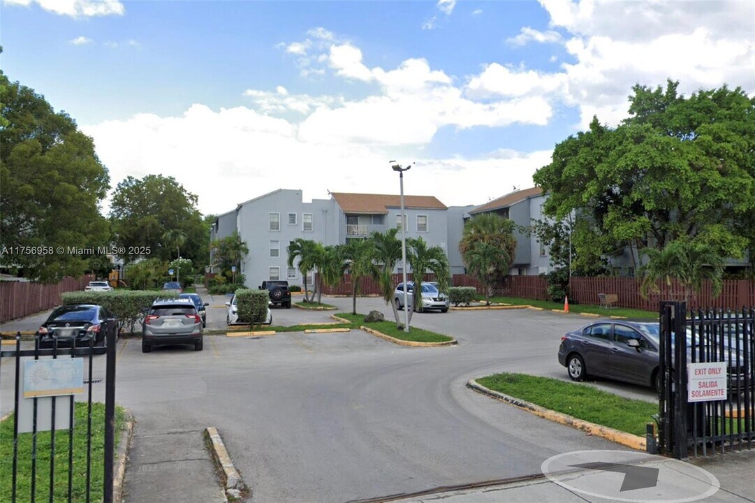6095 W 18th Ave in Hialeah, FL - Building Photo
