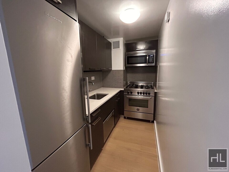 East 39th Street in New York, NY - Building Photo
