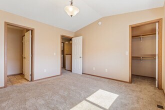 Whispering Woods in Sioux Falls, SD - Foto de edificio - Building Photo