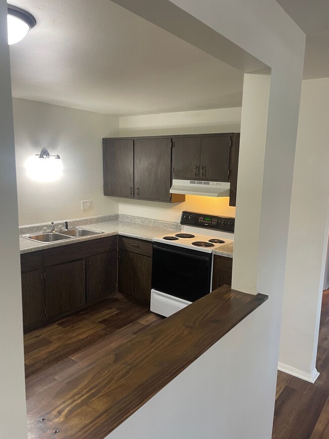 Large 2 bedroom 1 bath with balcony in Rockford, IL - Building Photo - Building Photo