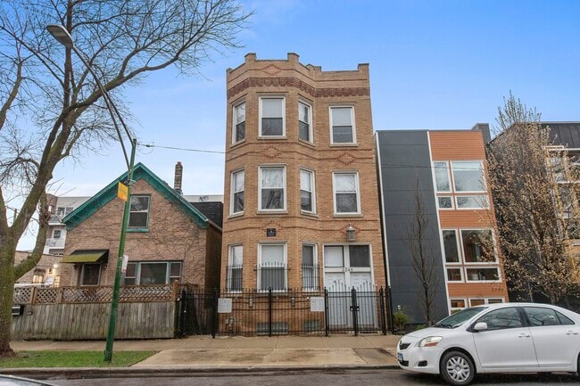 2348 W Moffat St, Unit 3R
