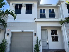 109 SW 170th Ave in Pembroke Pines, FL - Building Photo - Building Photo