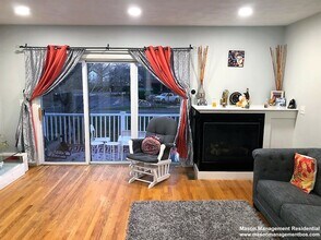 12 Ship Ave, Unit 5 in Medford, MA - Foto de edificio - Building Photo