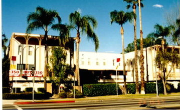 Tyrone Villas in Van Nuys, CA - Building Photo - Building Photo