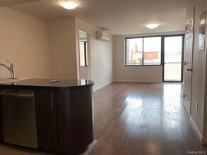 136-46 41st Ave in Queens, NY - Building Photo - Building Photo