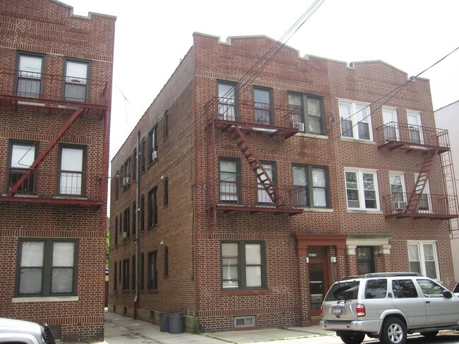 4215 164th St in Flushing, NY - Building Photo - Building Photo