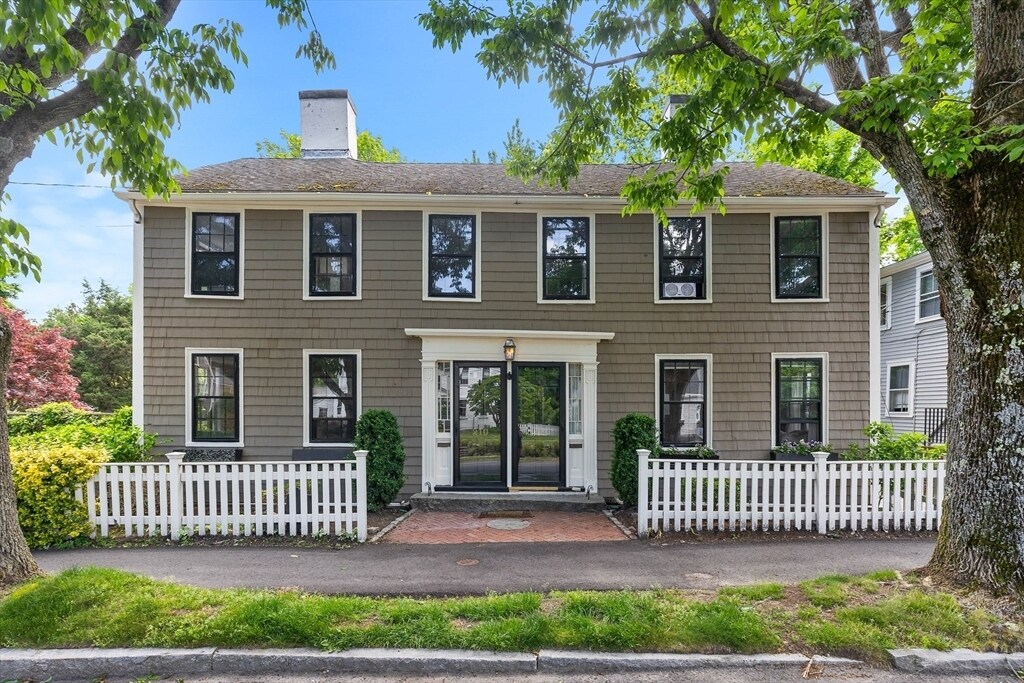 210 North St in Hingham, MA - Building Photo