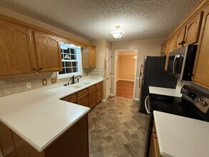 1512 Barrywood Cir W in Clarksville, TN - Building Photo - Building Photo