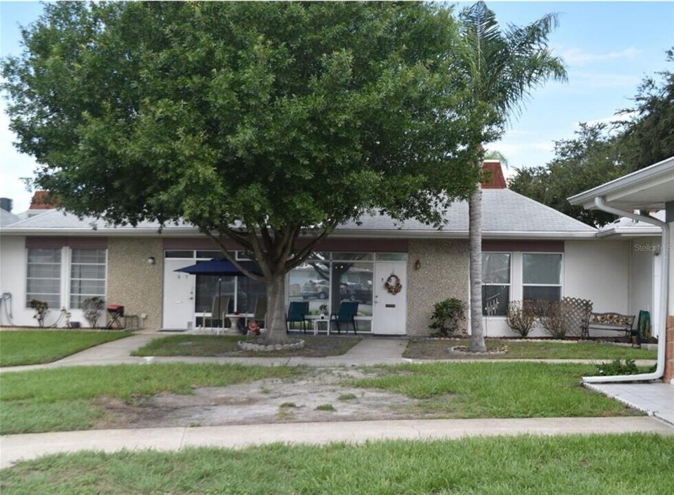 4365 Tahitian Gardens Cir in Holiday, FL - Building Photo