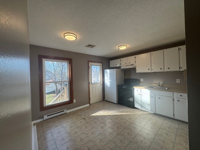 17 Elm St, Unit 19B in Middletown, CT - Building Photo - Building Photo