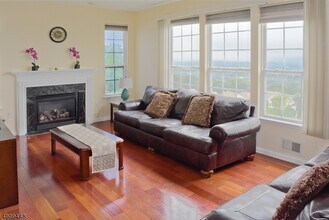 156 Winding Hill Dr in Hackettstown, NJ - Foto de edificio - Building Photo