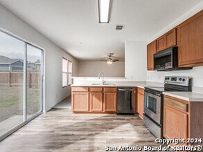 4715 Stable Holw in San Antonio, TX - Building Photo - Building Photo
