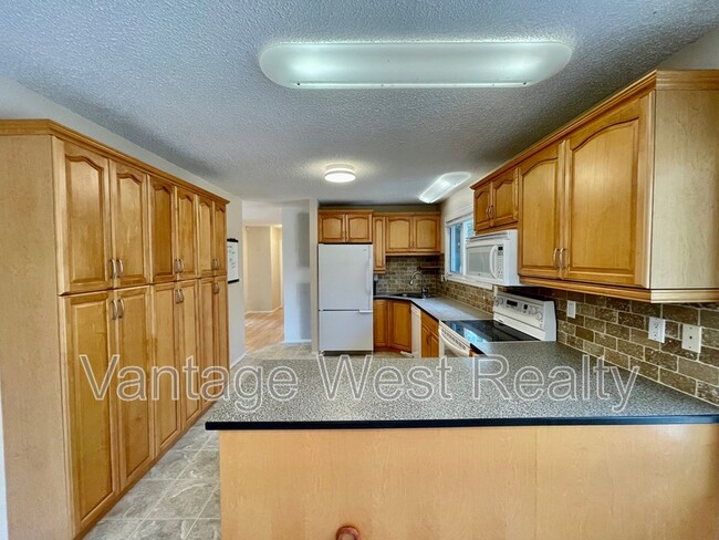 1145 Thomas Rd in West Kelowna, BC - Building Photo - Building Photo