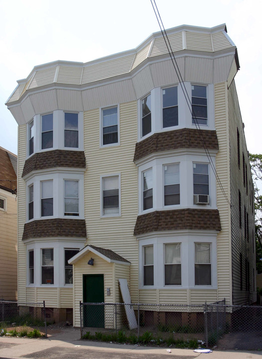 961 Grove St in Irvington, NJ - Building Photo