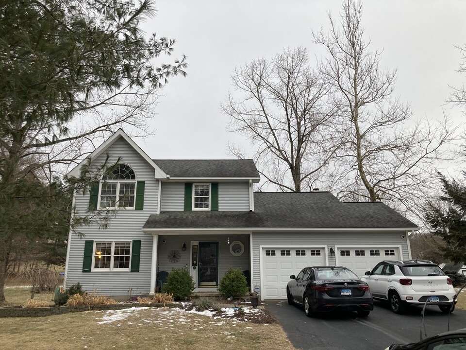 49 Folly Brook Ln in Manchester, CT - Building Photo