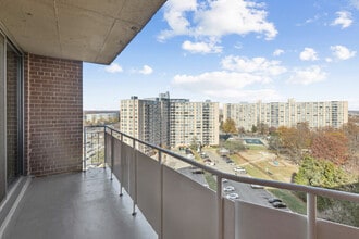 Stratford at Southern Towers in Alexandria, VA - Foto de edificio - Building Photo