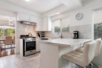 6716 Ventura Canyon Ave in Van Nuys, CA - Foto de edificio - Building Photo