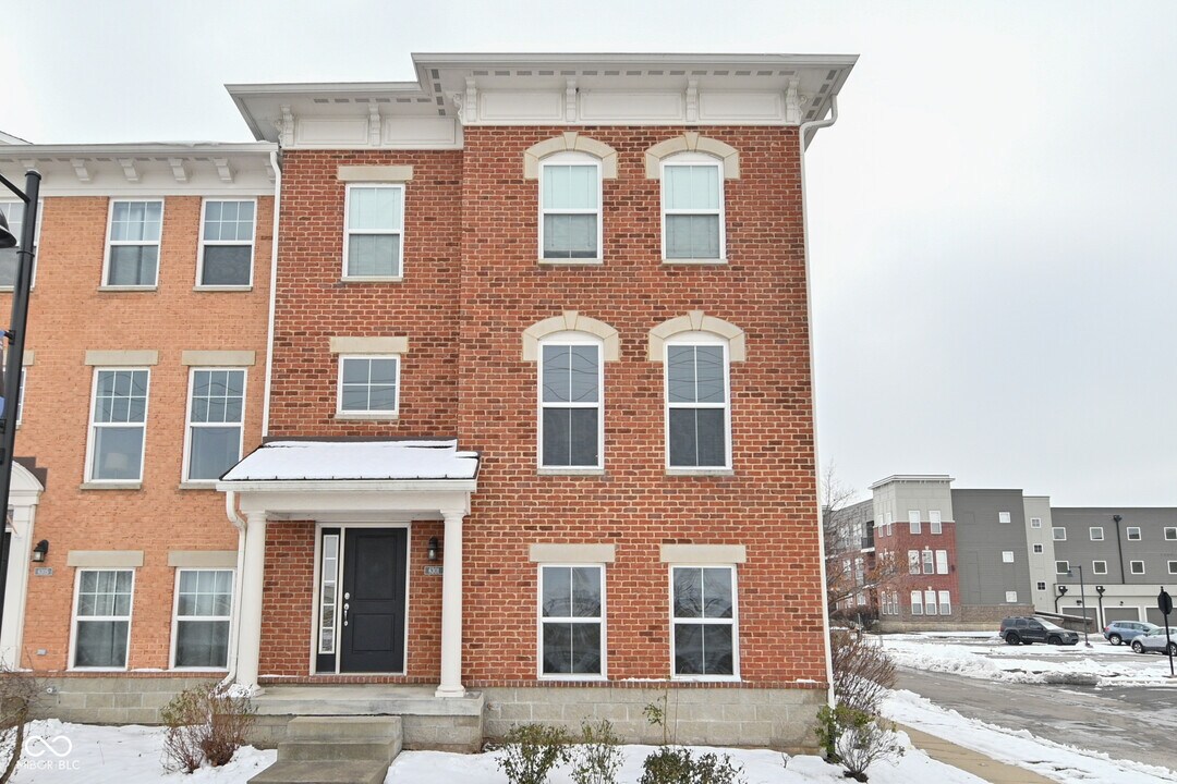 6301 Schooler Drive in Whitestown, IN - Building Photo