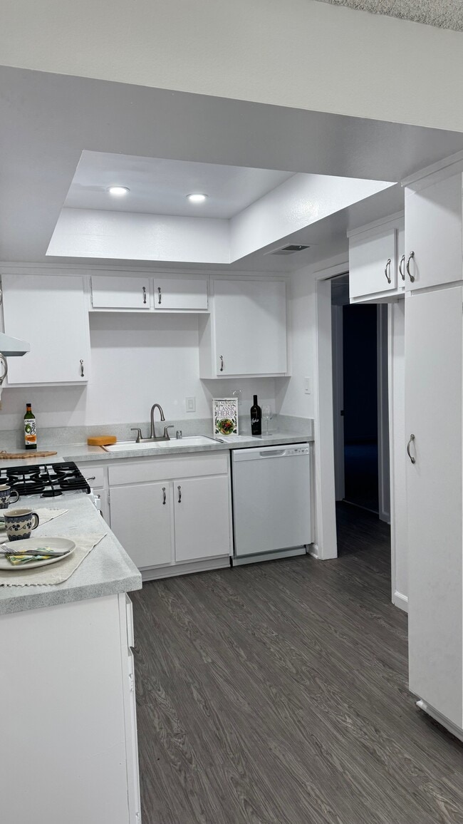 La Corona Apartments in Downey, CA - Building Photo - Building Photo