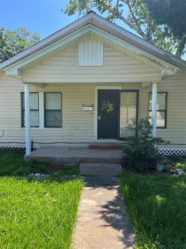 205 N Elm St in Sweeny, TX - Building Photo - Building Photo
