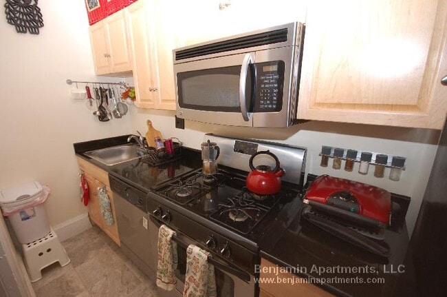 1067 Beacon St, Unit 7 in Brookline, MA - Foto de edificio - Building Photo