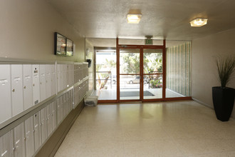 Hollywood Pointe Apartments in Los Angeles, CA - Foto de edificio - Building Photo