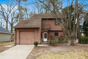 5761 Luck Ln in Virginia Beach, VA - Building Photo