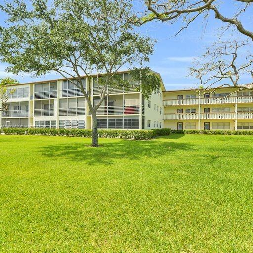 221 Mansfield F in Boca Raton, FL - Building Photo