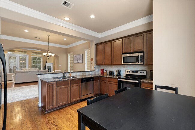 9125 Harbor Hills Dr in Houston, TX - Building Photo - Building Photo