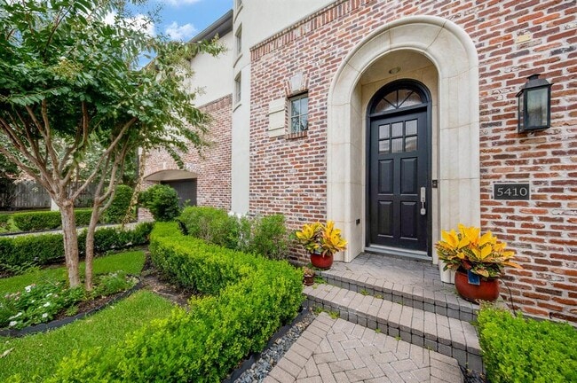 5410 Alder Cir in Bellaire, TX - Building Photo - Building Photo
