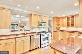1107 Fairview Ct in Silver Spring, MD - Foto de edificio - Building Photo
